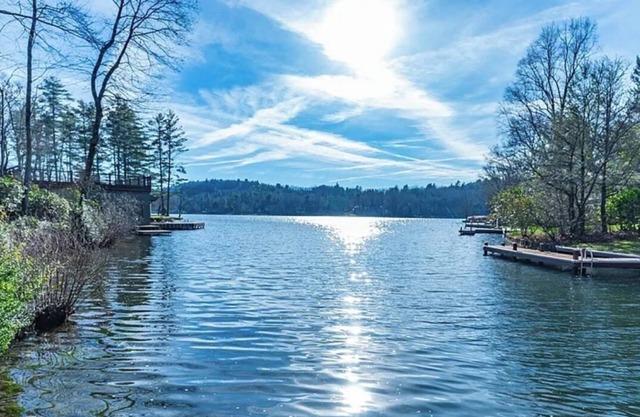 Charming 3 Bedroom Lake Front Home on Lake Toxaway with Private Dock- Sleeps 9