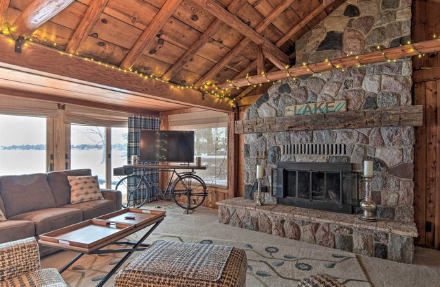 NOUVEAU! Cozy Lake Mitchell Cabin w / Waterfront Views!