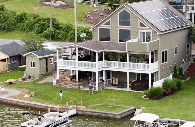Charming lake side retreat great for family time or a romantic getaway!