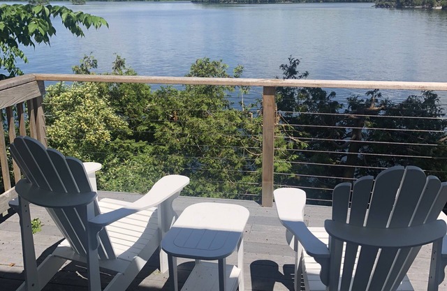 Chalet au bord du lac magnifiquement rénové avec 2 chambres et grand grenier