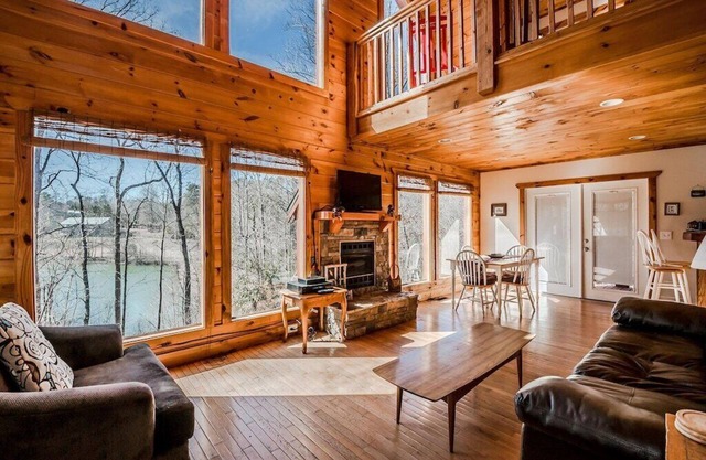 Cabine Luxueuse Vue Lac | 2BR 2BA | Bain à remous | Salle de jeux | Pêche | Foyer
