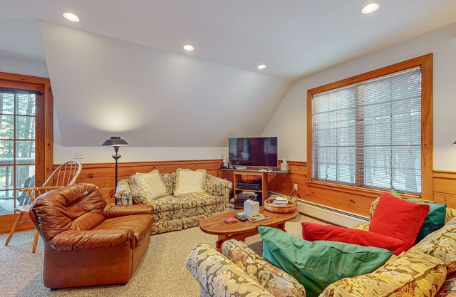Charming Lakefront Apartment with Stunning Views and Cozy Amenities