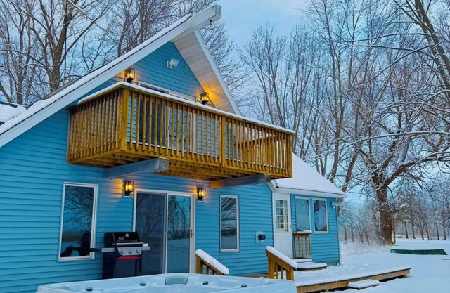 Charming Lakefront cabin w/ Jaccuzi