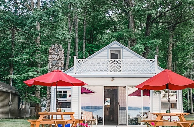 Charmant Lakefront Higgins Lake Cottage.
