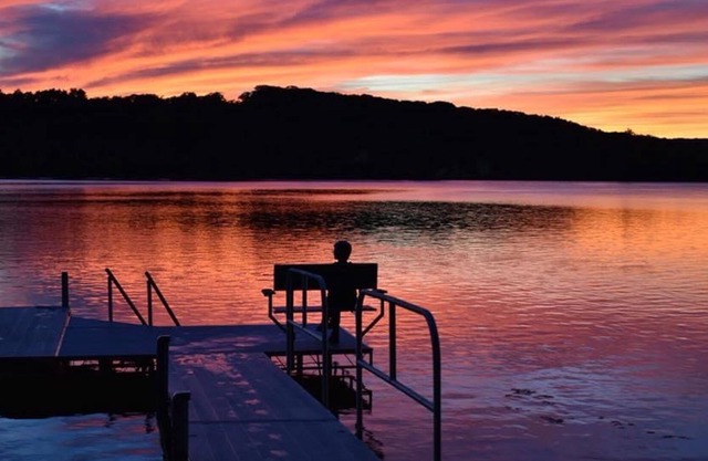 Charming lakefront home with kayaks, full kitchen, fast WiFi & washer/dryer
