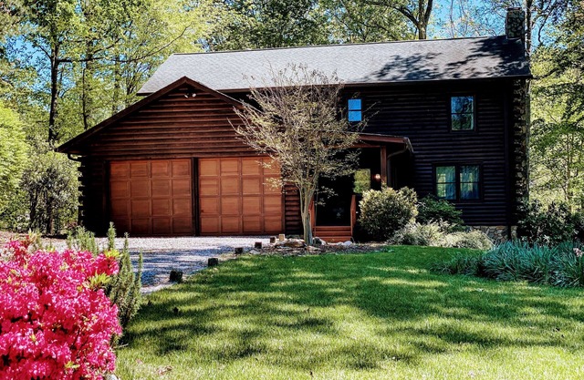 Charming Lakefront Log Cabin on LKN Quiet Cove