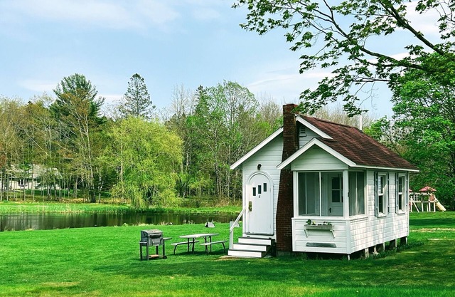 Cozy 2 bedroom cottage in Bar Harbor - Kitchen, AC, Wi-Fi & Fireplace, Sleeps 6-8.
