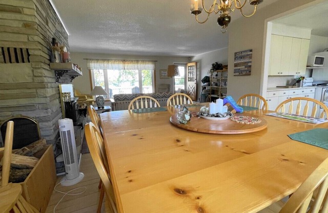 Charming Lakeside Retreat: Cozy and Convenient on Chemong Lake
