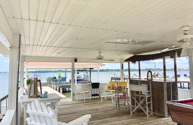 Charming Lakeside 3-bedroom cottage in awesome White Lake with AC, WiFi