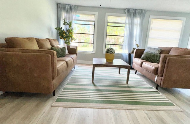 Charming large 2-bedroom house 15 min to beach