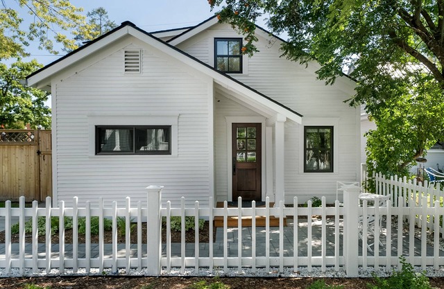 Charming Loft Bedroom Cottage in Downtown White, 1 block away from everything