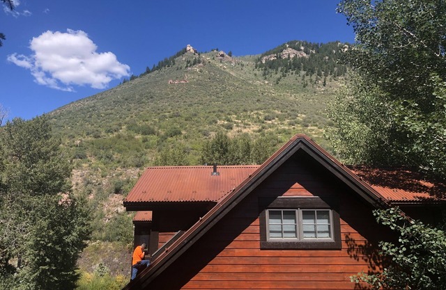Charming Loft-like “treehouse” with Mountain Views