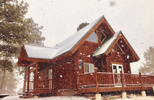 Cabane en rondins de charme dans les montagnes.