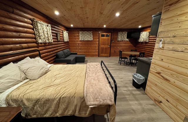 Charming log cabin on gravel back road with peace, quiet, all amenities of home