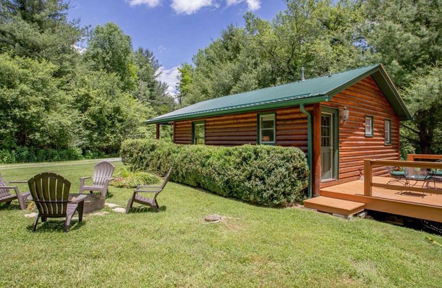 Chalet 1BR 1BA confortable dans Valle Crucis, bain à remous, cheminée, lit Queen, près de la rivière Watauga