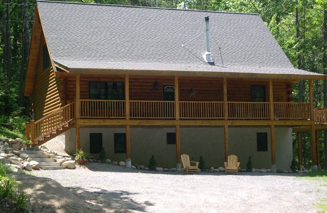 Charmante maison de journal, spacieux et confortable, niché dans la région de White Mountain.