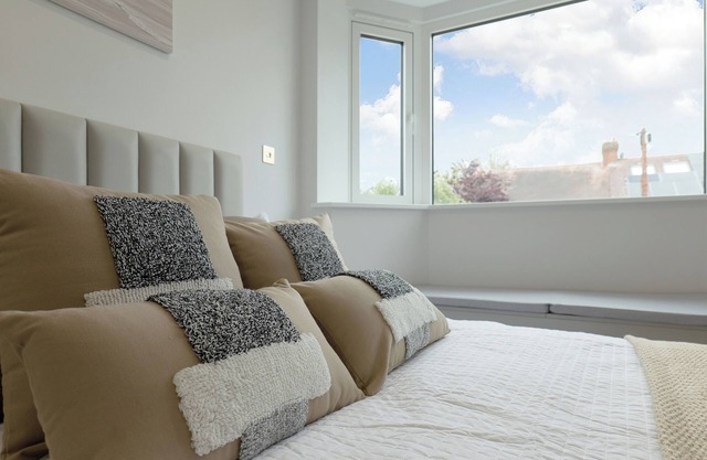 Charming London 2 BR Flat Near Wimbledon – Comfort & Convenience Combined!
