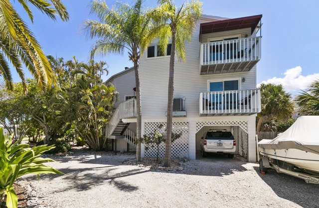 Longboat Village Getaway: House on Longboat Key by RVA