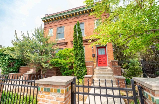Charming Lower-Level Flat, Walk to Sports Stadiums