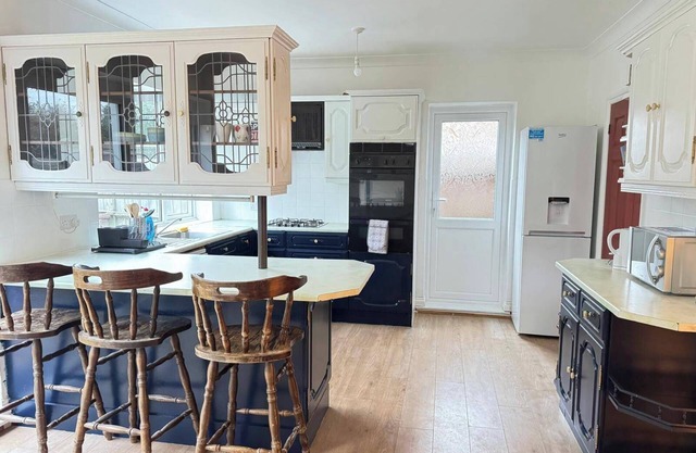 Charming Luton Home for Families & Business Stays
