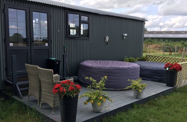 Willowbank Wine Down. Tranquil Shepherds Hut