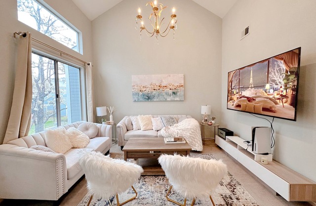 Charming Luxury 2BR w/ Monitor & Adjustable desk