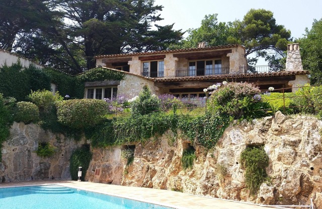Belle villa de pierres pour vacances familiales à 5 mn à pieds du village.