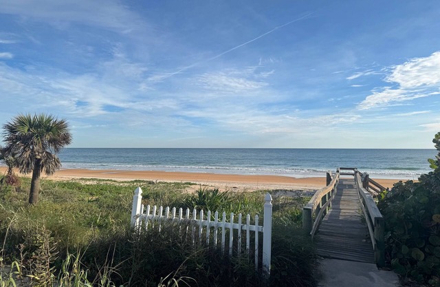 Charming Mako Beach Cottage, 2-bedroom with WiFi, AC in amazing Ormond Beach