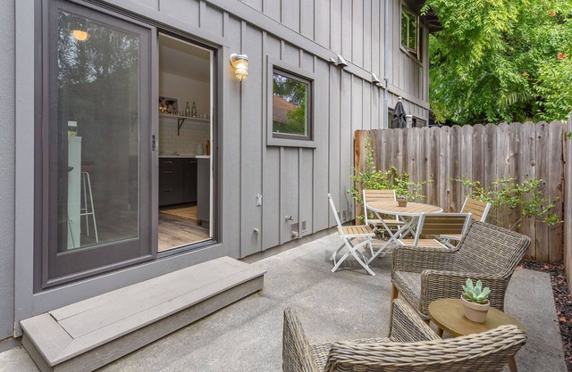 Charming Matheson Modern Townhome 2 Blocks from Healdsburg Plaza