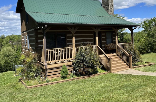 Charming Mayberry Log Cabin minutes from Mount Airy