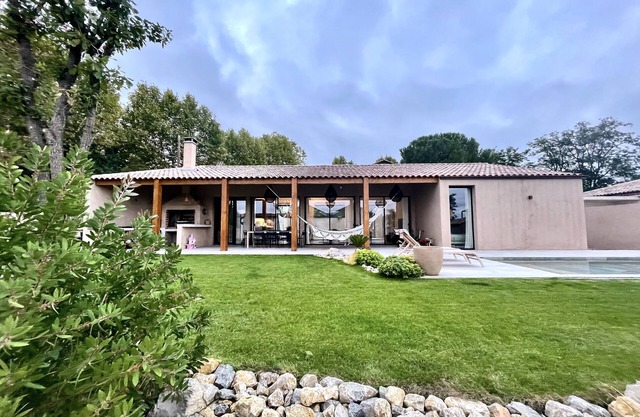Charming Mediterranean house, private swimming pool, parking.