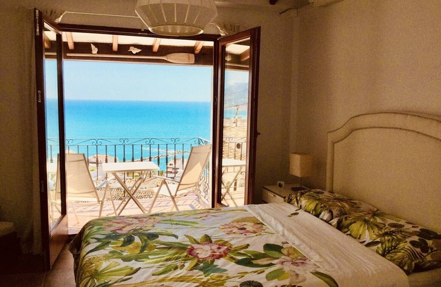 Charmante maison de ville méditerranéenne avec vue panoramique sur la mer, emplacement privilégié