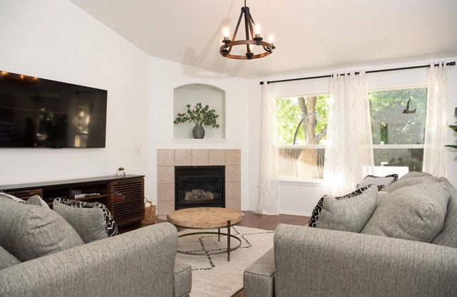 Charming Meridian House~ Amazing Location!