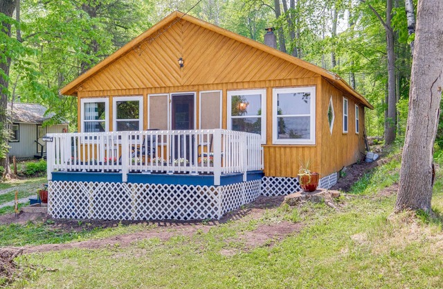 Charming Michigan Cottage w/ Sunroom & Lake Access