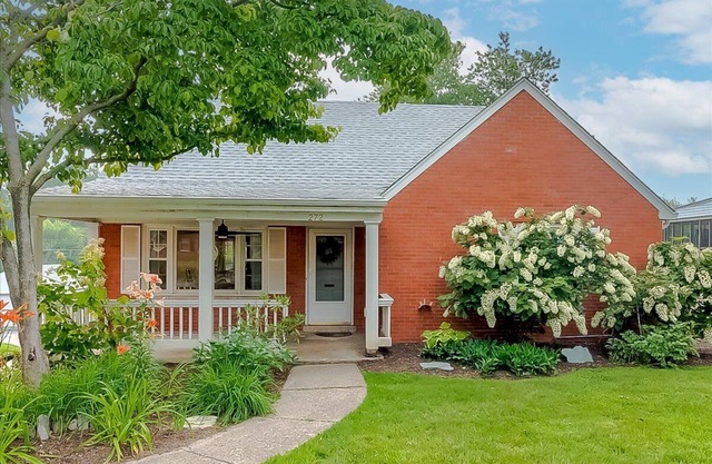Charming mid-century home with huge patio close to Rupp, UK, and Keeneland