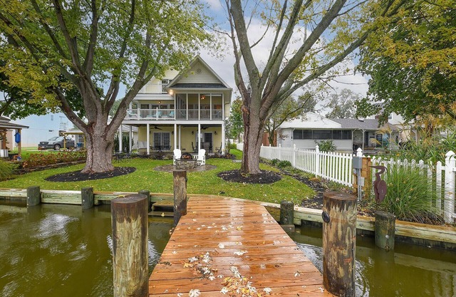 Charming Middle River Hideaway with Water-Front/ Fire-pit/WiFi/Prvt Parking