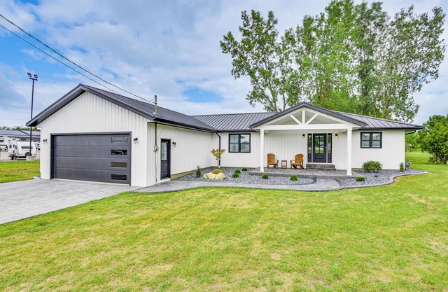 Charming Middlebury Retreat w/ Patio & Fire Pit