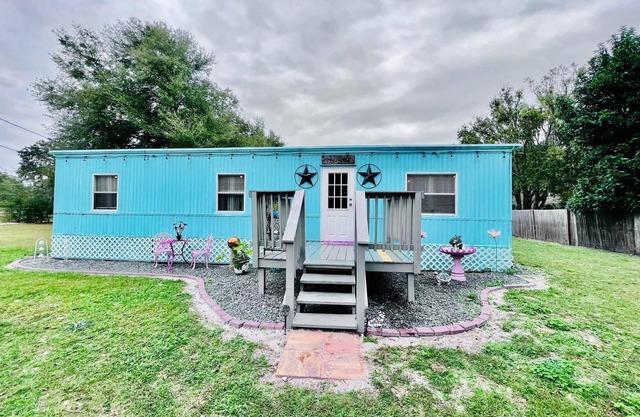 Charming mobile home with WiFi and AC in wonderful Masaryktown.