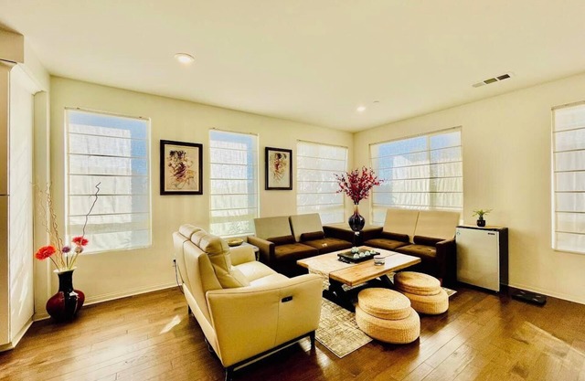 Charming & Modern 3B 2.5BA Home with Warm Decor
