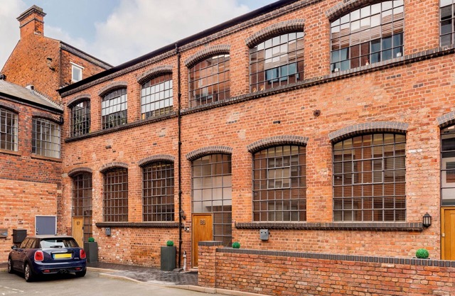 Charming, modern and spacious 4bed townhome with WiFi in JQ with secure parking