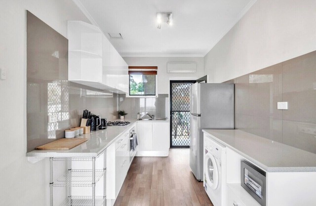 Charming Modern Retreat with Scenic View, Burnside