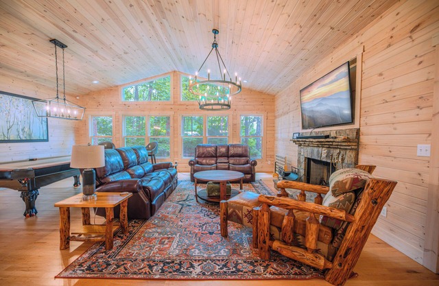 Charming Mountain Cabin. 10 min to Highlands/Cashiers. Great WiFi & EV Charger!