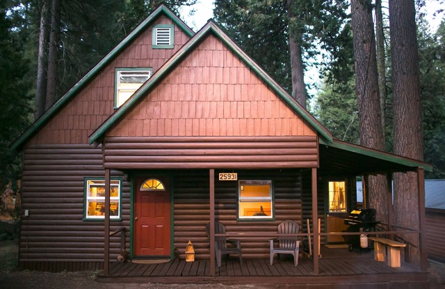 Mountain Cabin In The Pines / 2br 1BA Vintage Charmer