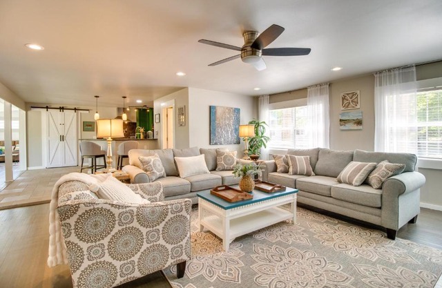 Charming Mountain Home Retreat Walk to Marina!