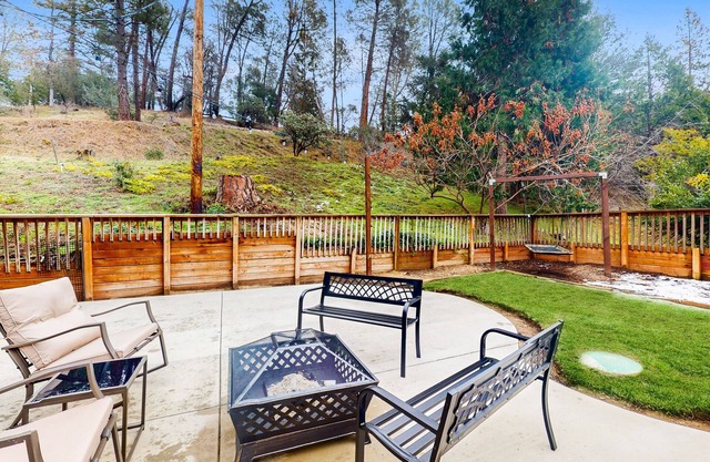 Charming mountain retreat with wraparound deck, wood stove, & washer/dryer