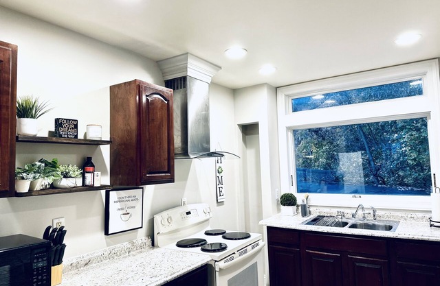 Charming Mountain View Retreat. Cozy place within walking distance to downtown.