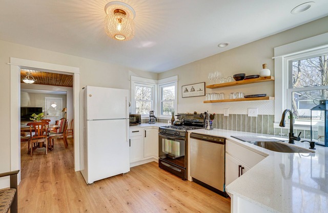 Charming Muskegon Cottage - Walk to Lake Michigan!