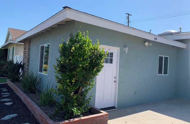 Charming New studio with WiFi and AC in delightful Northridge