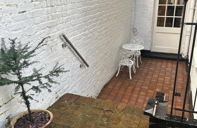 Charming, newly decorated, Gdn flat, centrally located, next to Battersea Park