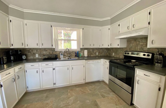 Charming, newly remodeled 2-bedroom duplex near Carthage w/ AC, fast WiFi